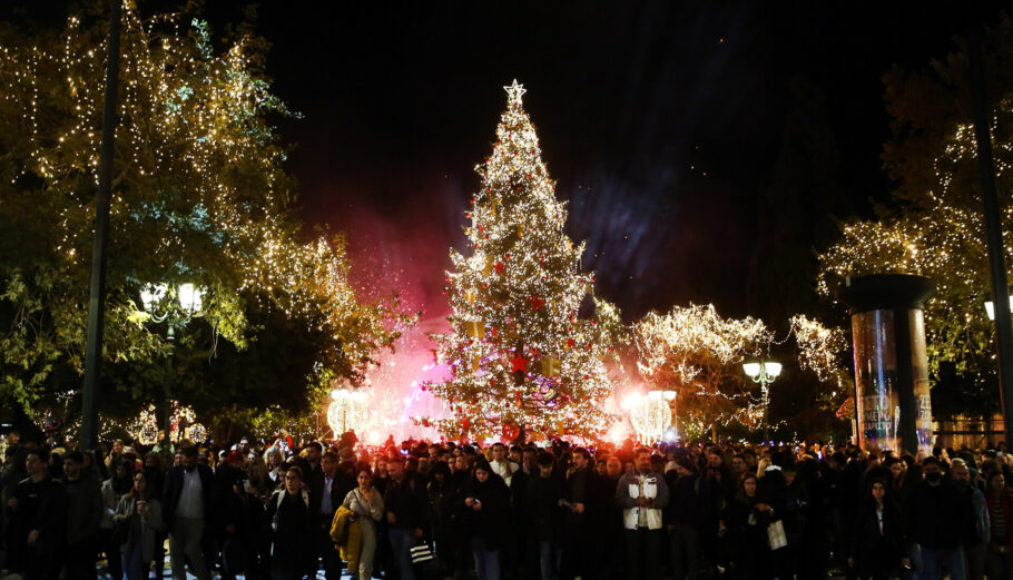 Το χριστουγεννιάτικο δέντρο στην πλατεία Συντάγματος © ΑΠΕ-ΜΠΕ/ΑΠΕ-ΜΠΕ/ΟΡΕΣΤΗΣ ΠΑΝΑΓΙΩΤΟΥ