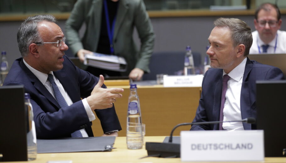 Χρ. Σταϊκούρας και Κ. Λίντνερ στο Eurogroup © EPA/OLIVIER HOSLET