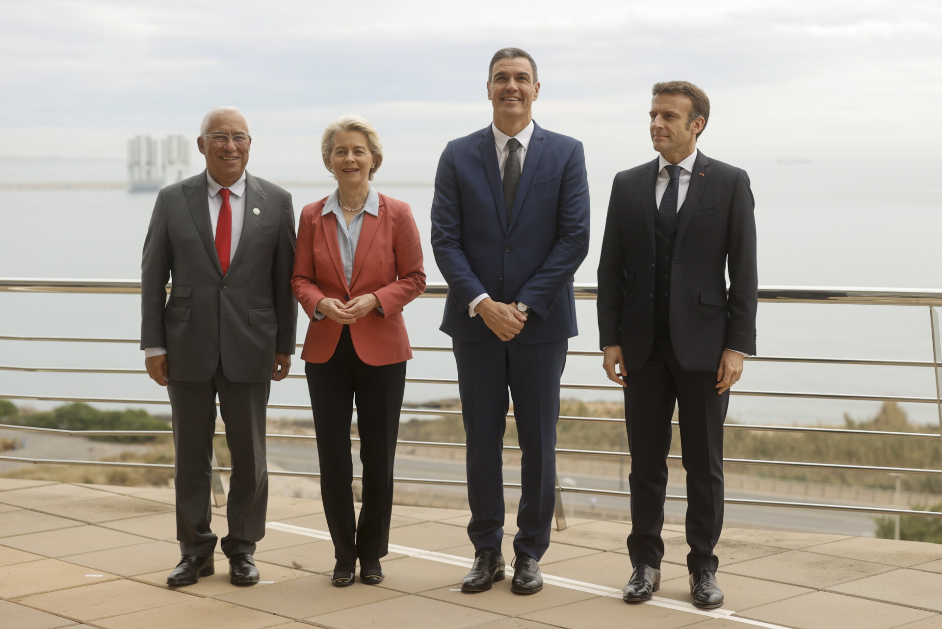 Οι ηγέτες Γαλλίας, Ισπανίας και Πορτογαλίας με την πρόεδρο της Κομισιόν © EPA/KAI FORSTERLING
