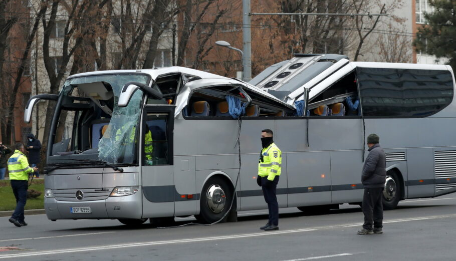 Δυστύχημα με τουριστικό λεωφορείο με Έλληνες ταξιδιώτες στο Βουκουρέστι © EPA/ROBERT GHEMENT