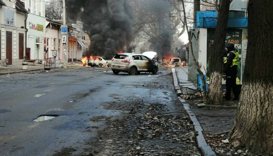 Βομβαρδισμός στη Χερσώνα © EPA/STATE EMERGENCY SERVICE OF UKRAINE HANDOUT
