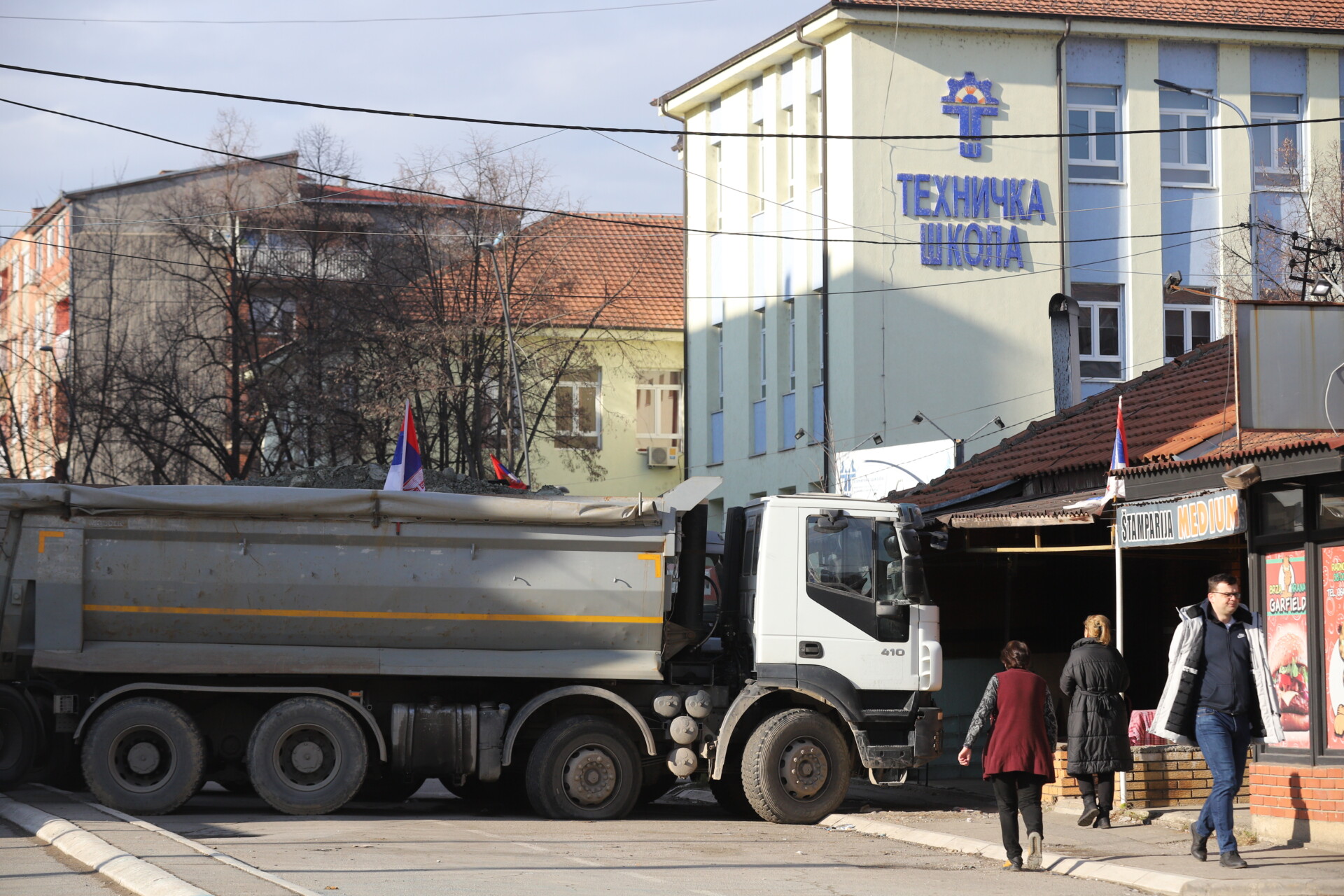 Οδοφράγματα Σέρβων στο βόρειο Κόσοβο © EPA/STR