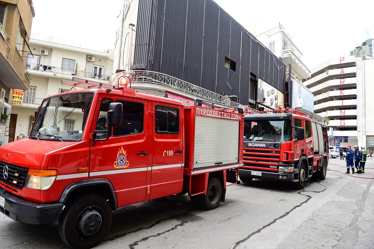 Φωτιά ξανά στο παλιό ΙΚΑ στην Πειραιώς