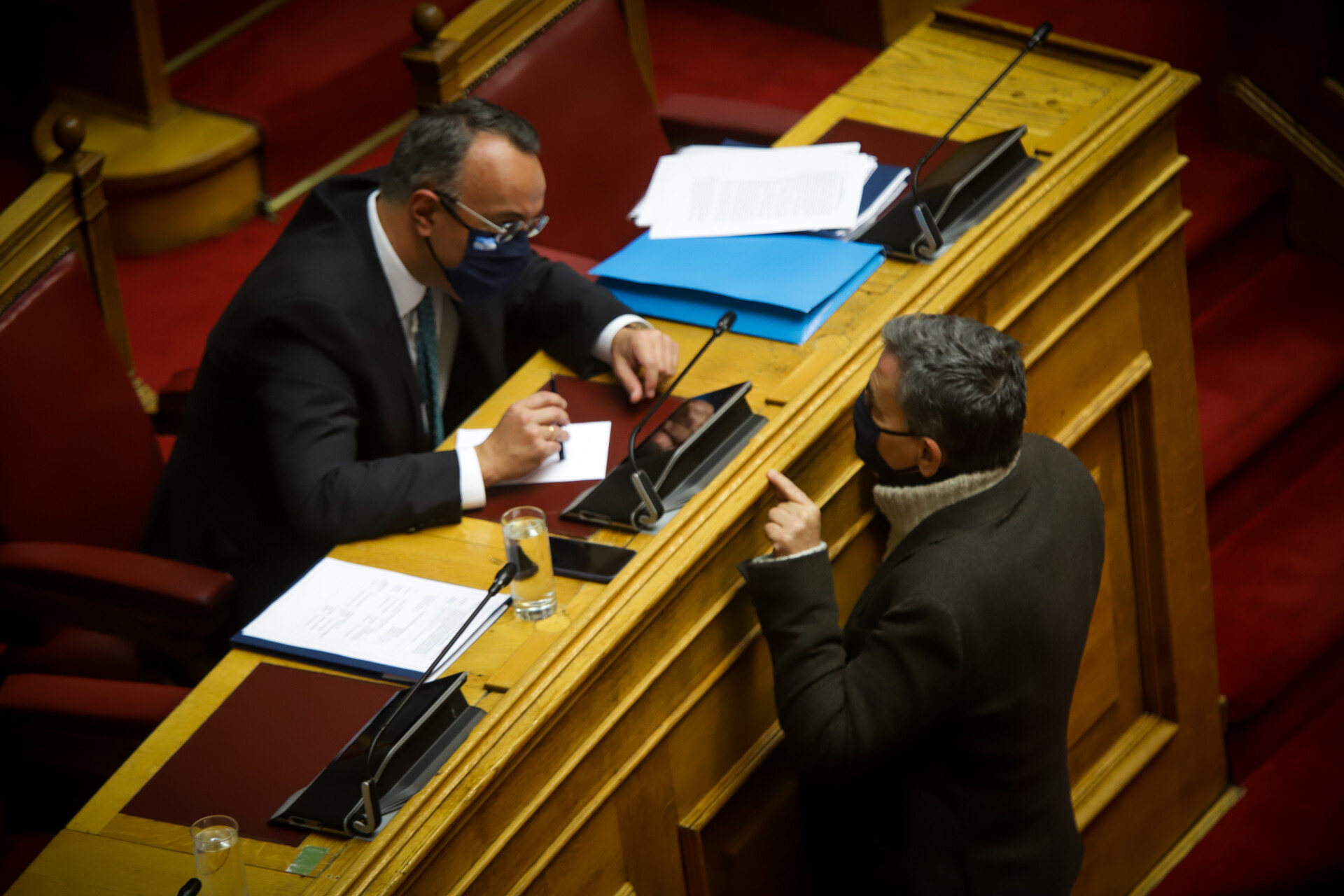 Βουλή: Αντιπαράθεση Σταϊκούρα – Τσακαλώτου για το διαθέσιμο εισόδημα