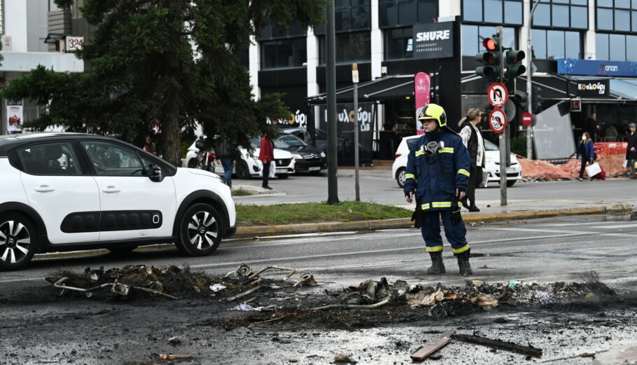 Συγκέντρωση στη Λεωφόρο Μεσογείων, σε ένδειξη διαμαρτυρίας για τον πυροβολισμό 16χρονου από αστυνομικό στη Θεσσαλονίκη © Eurokinissi