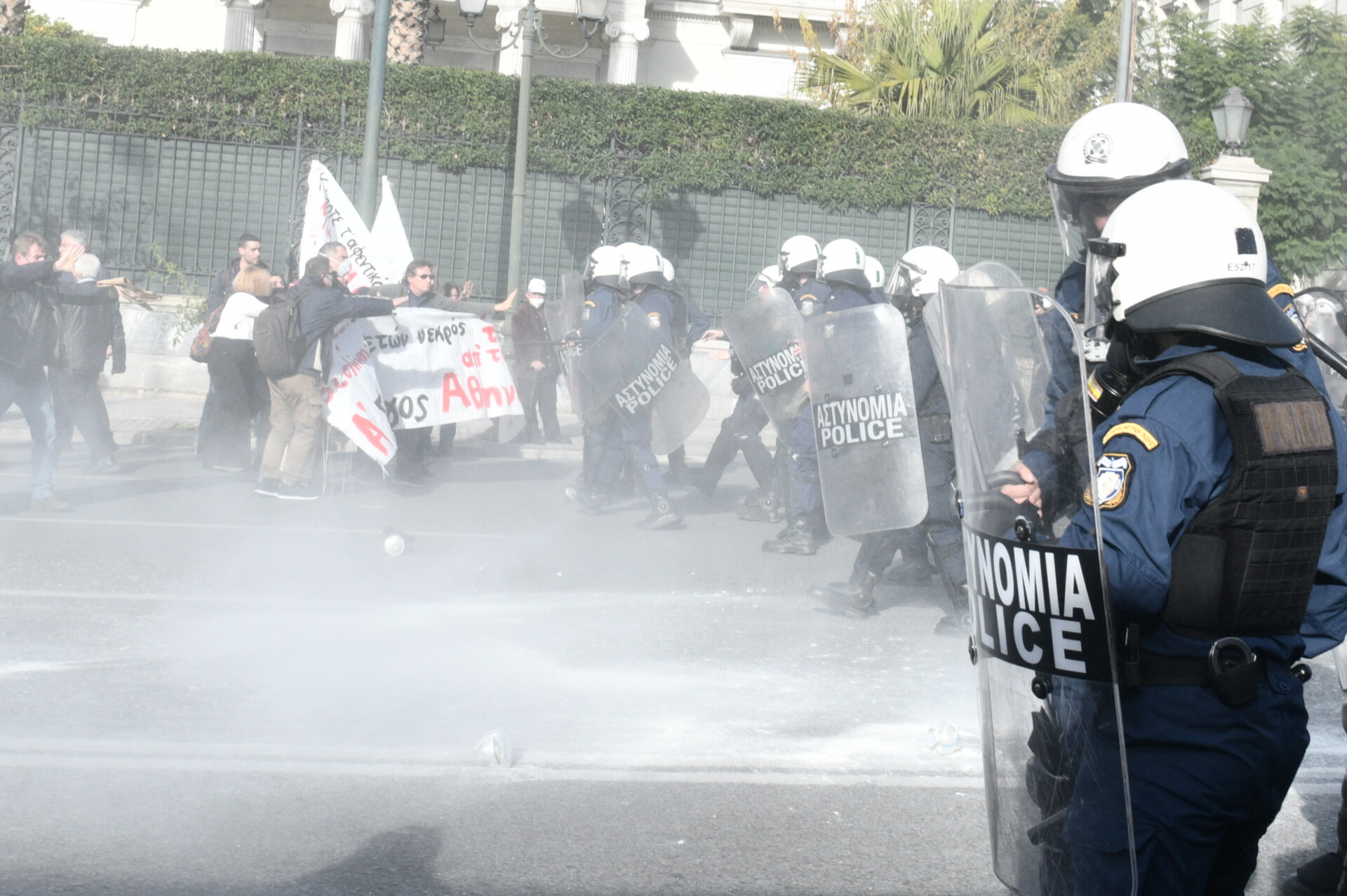 Επεισόδια με χρήση χημικών έξω από τη Βουλή