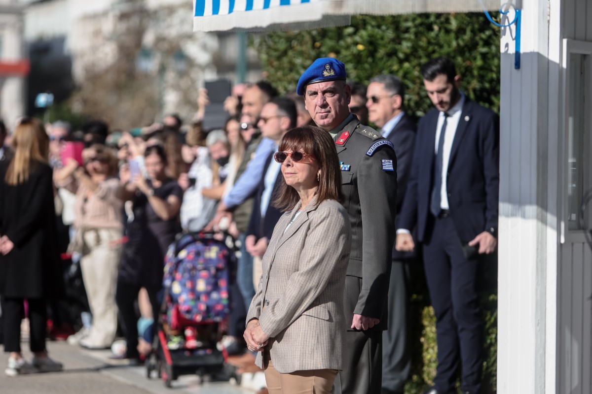Σακελλαροπούλου: Η ΠτΔ στην τελετή αλλαγής φρουράς στον Άγνωστο Στρατιώτη