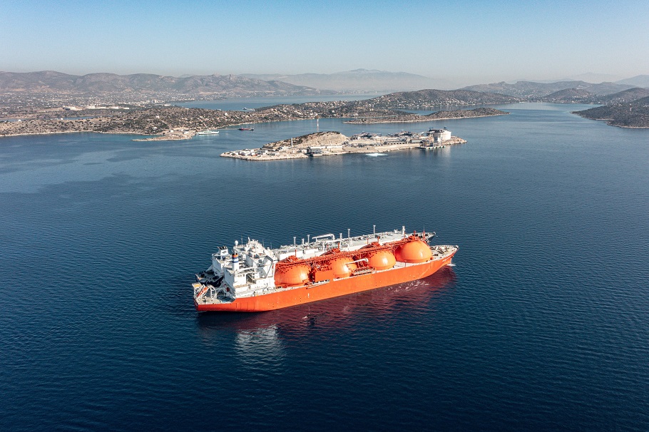 Πλοίο που μεταφέρει LNG στη Ρεβυθούσα© ΔΤ