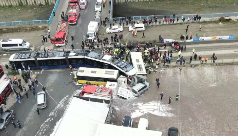 Σύγκρουση τραμ με λεωφορείο στην Κωνσταντινούπολη ©Twitter/@Hero_of_Univers