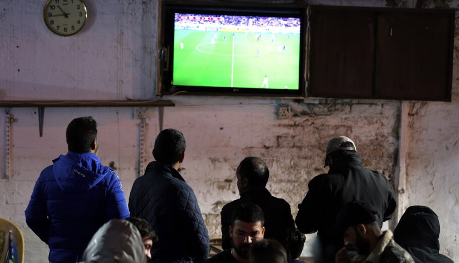 Ιρανοί πολίτες παρακολουθούν τον αγώνα Ιράν- ΗΠΑ στο Μουντιαλ © EPA/AHMED JALIL