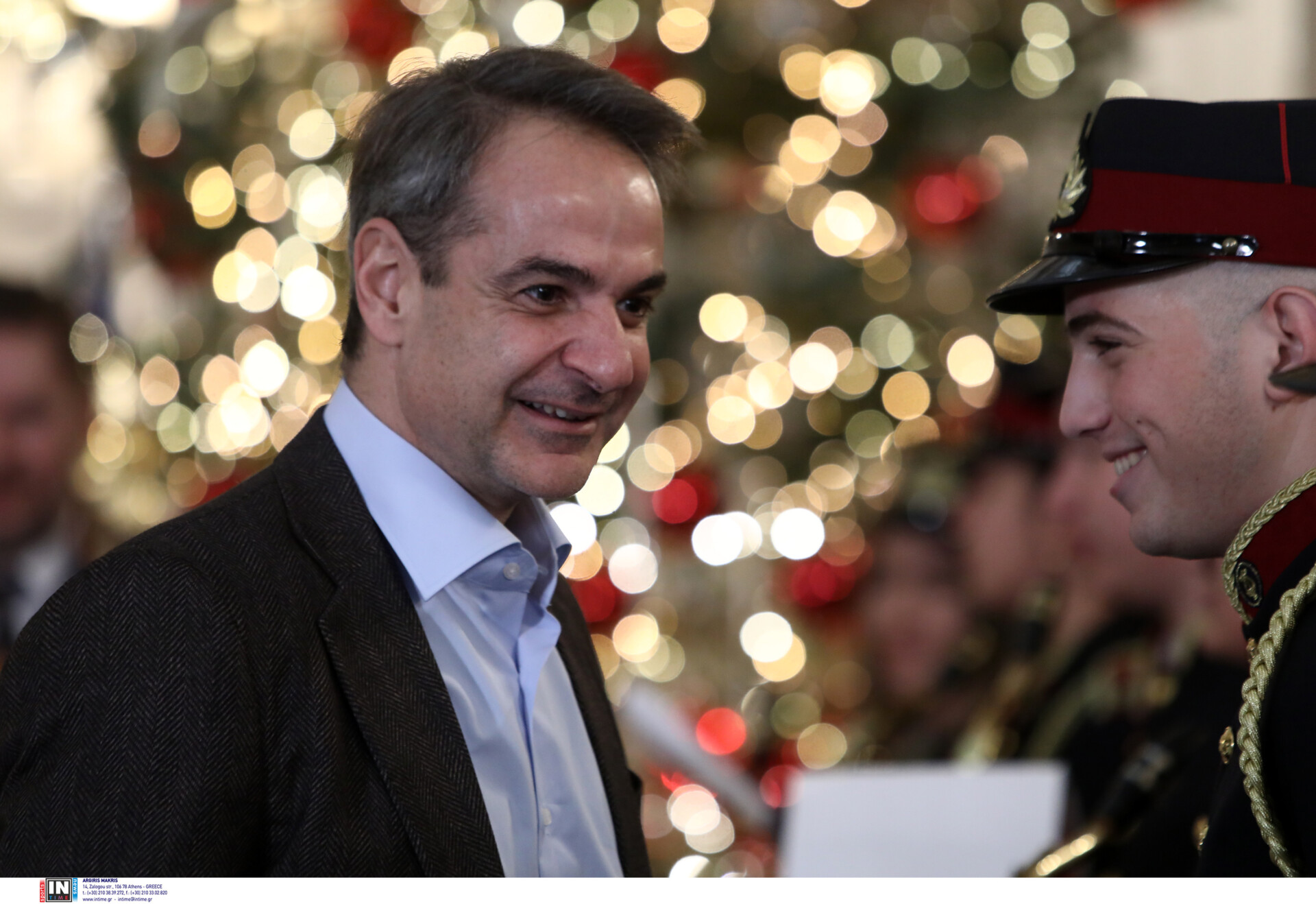 Ευχές Μητσοτάκη για τα Χριστούγεννα με προτάσεις για βιβλία