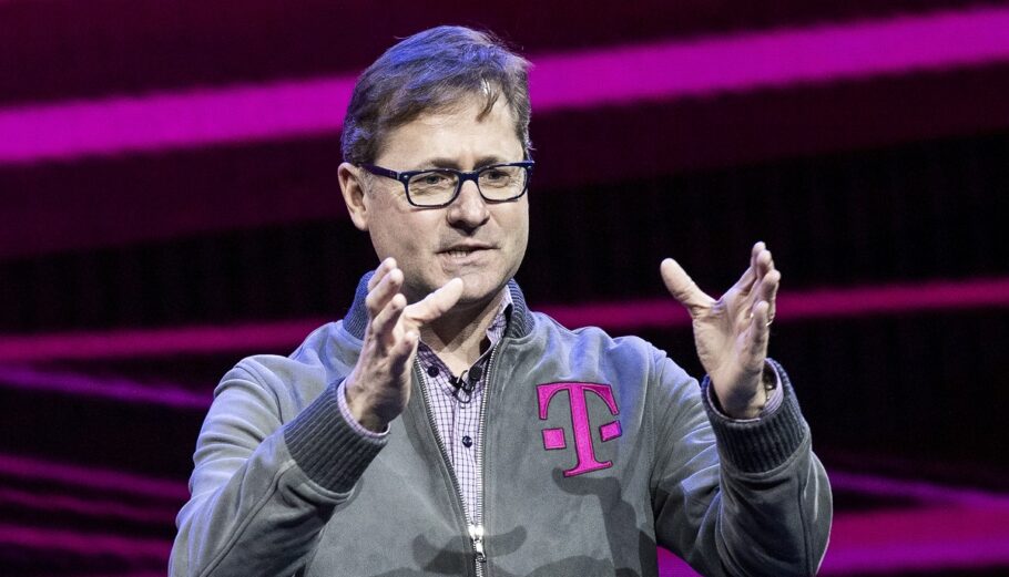 Mike Sievert, CEO της T-Mobile © EPA/ETIENNE LAURENT