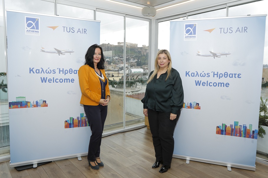 Από αριστερά η κ. Ιωάννα Παπαδοπούλου, Διευθύντρια Επικοινωνίας & Μάρκετινγκ, Διεθνής Αερολιμένας Αθηνών και η κ. Κική Χάιδα, Marketing Director, TUS Airways