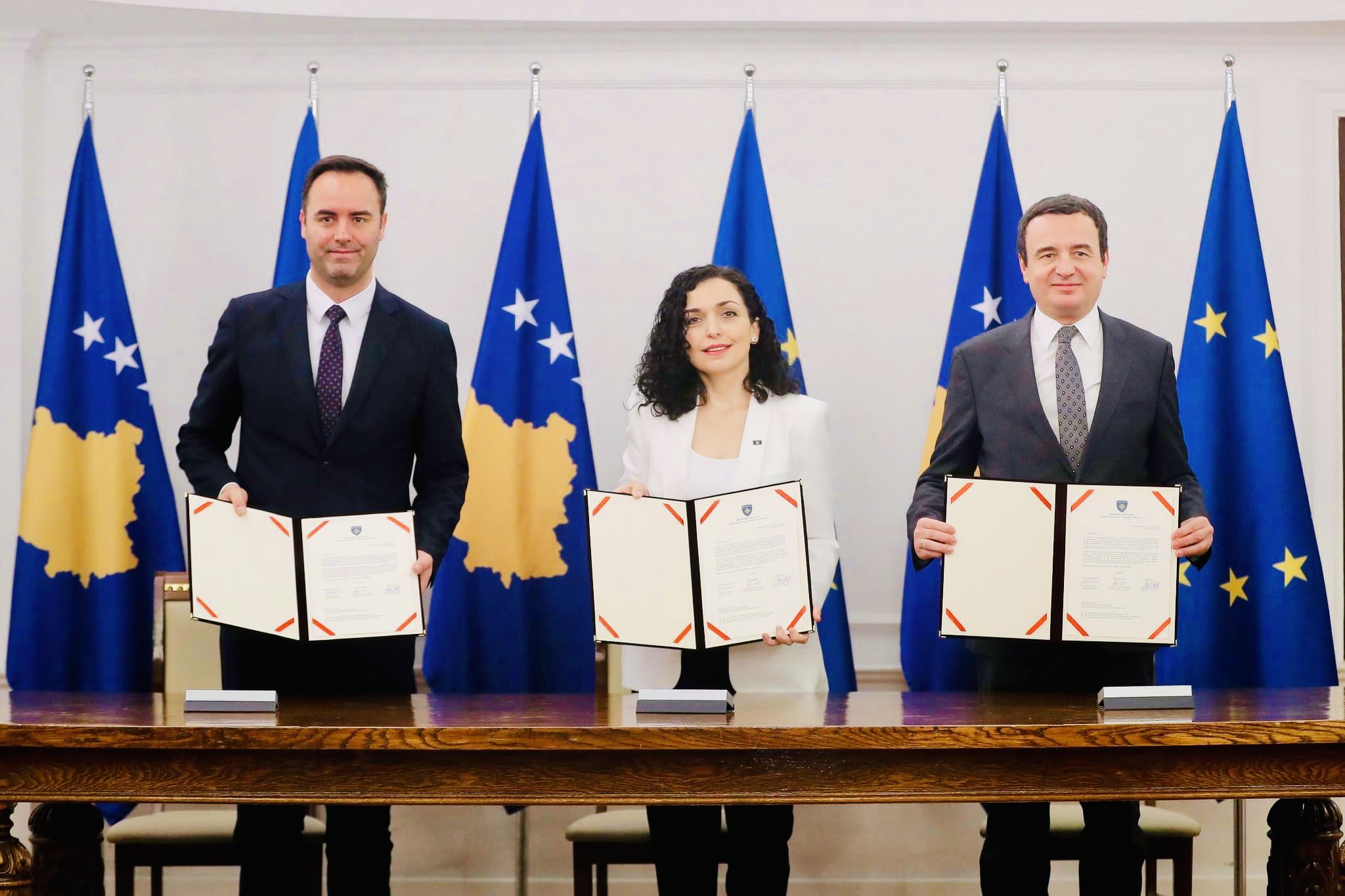 Υπογραφή για το αίτημα ένταξης του Κοσόβου στην ΕΕ © Twitter / Vjosa Osmani