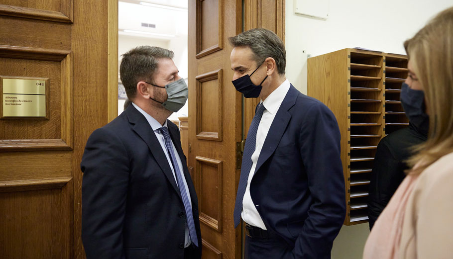 Τα πυρά του Μαξίμου στον Ανδρουλάκη, τα μισόλογα των ευρωσοσιαλιστών και ο εσωκομματικός πήχης για τον Τσίπρα