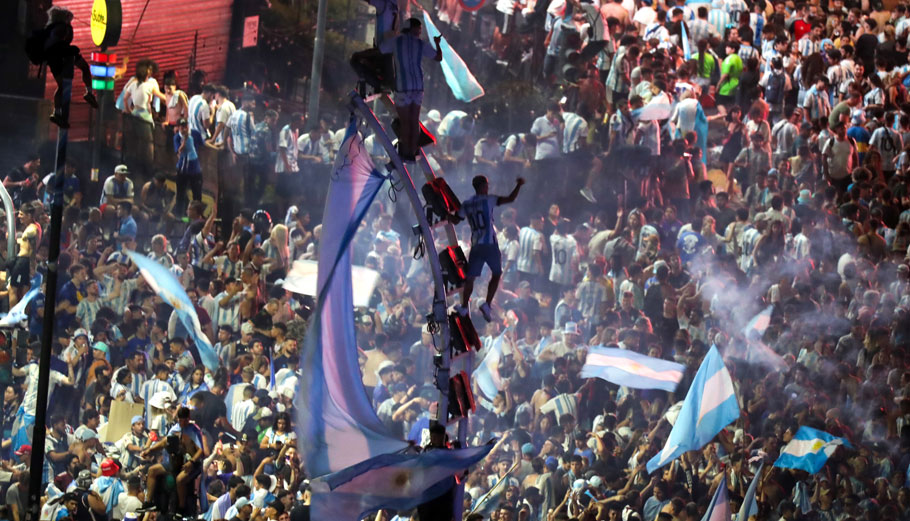 Πανηγυρισμοί στην Αργεντινή για την κατάκτηση του Μουντιάλ © EPA/RAUL MARTINEZ