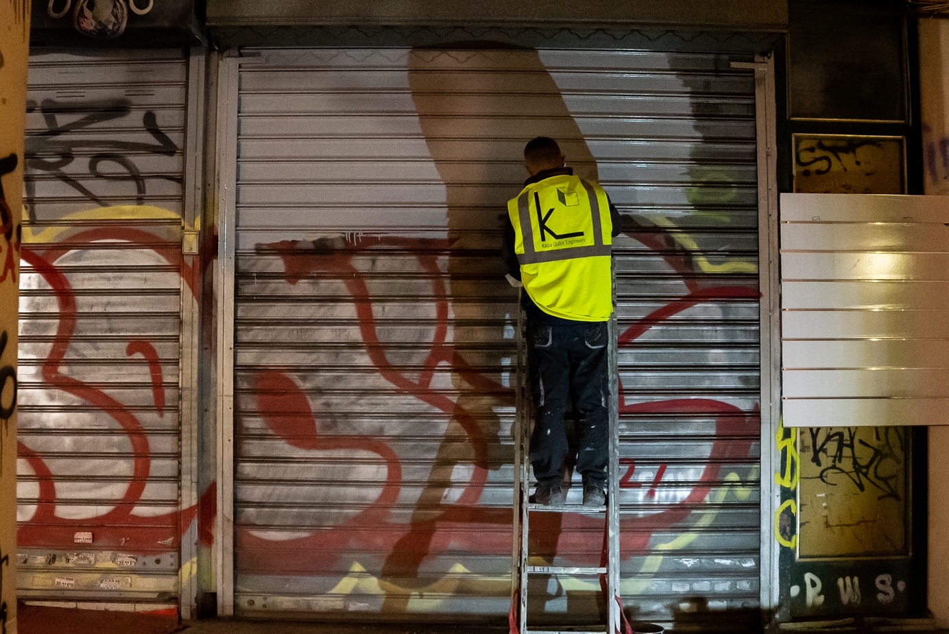 Επιχείρηση αντι-γκράφιτι «μαμούθ» στο κέντρο της πόλης από τον Δήμο Αθηναίων © ΔΤ