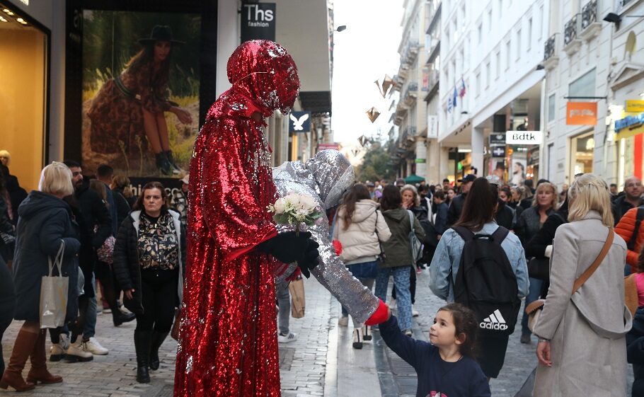 Χριστούγεννα: Συγκρατημένες οι αγορές των πολιτών