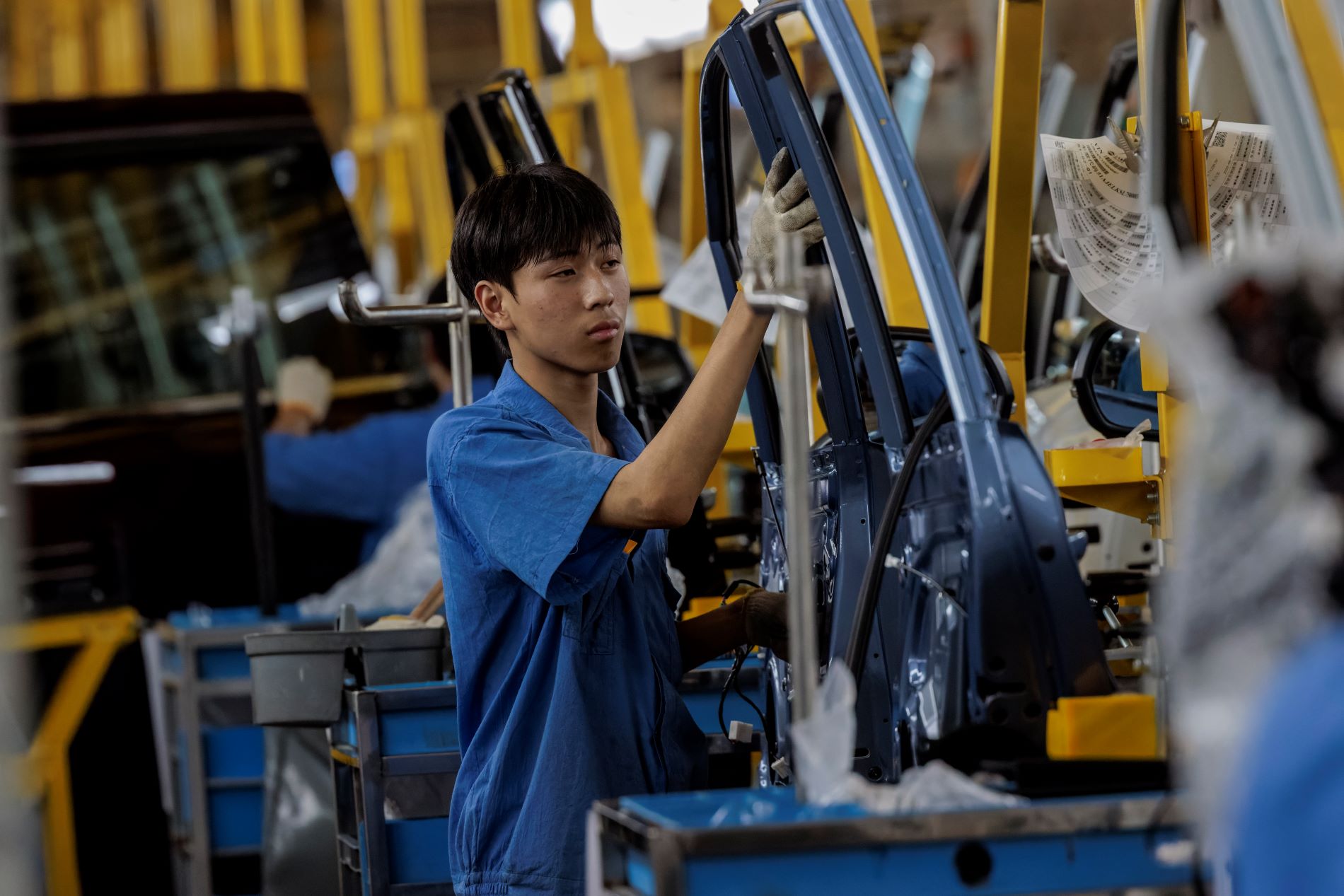 Εργάτης στην Κίνα ©EPA/ALEX PLAVEVSKI