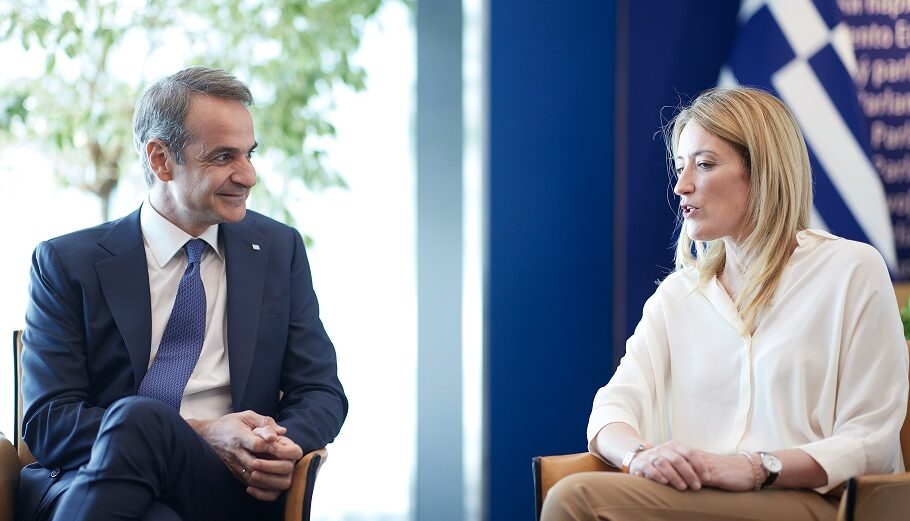 Ο Κυριάκος Μητσοτάκης και η πρόεδρος του Ευρωπαϊκού Κοινοβουλίου Ρομπέρτα Μέτσολα©Eurokinissi