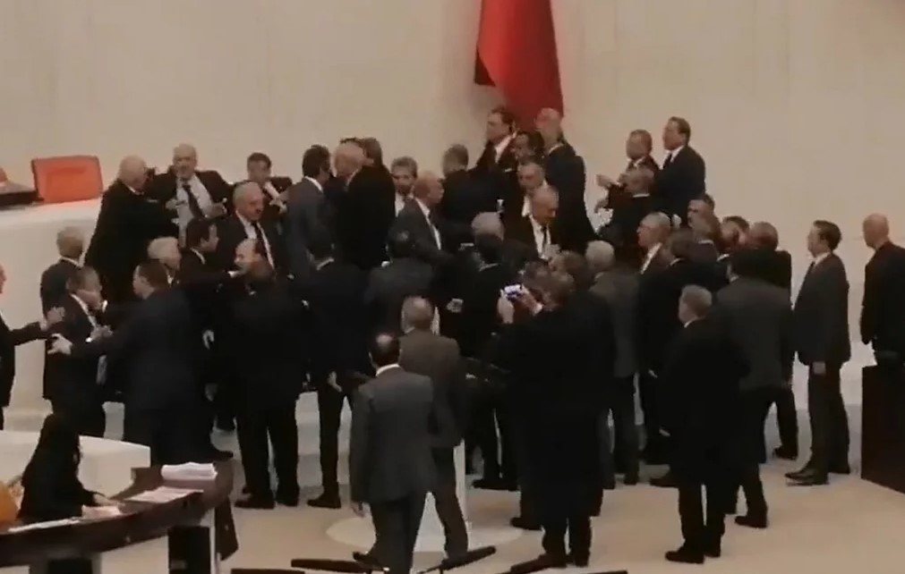 Τουρκία: Σε ρινγκ μετατράπηκε η Βουλη – Βουλευτής κατέληξε στη ΜΕΘ