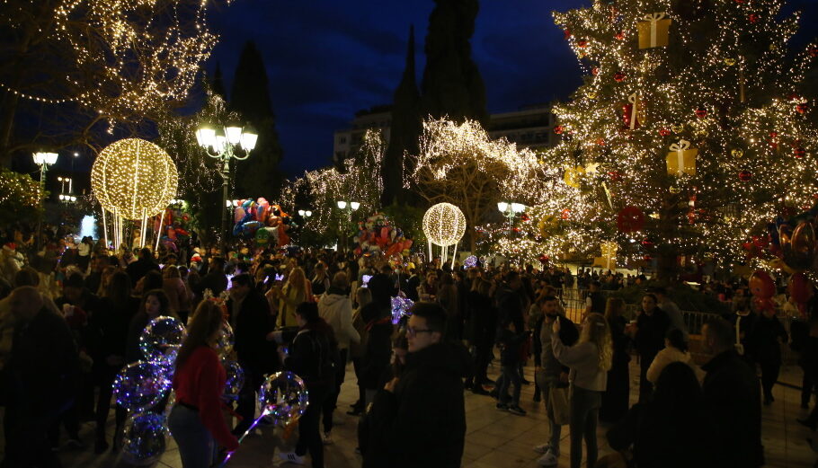 Πλήθος κόσμου στη χριστουγεννιάτικη Πλατεία Συντάγματος@ @intime.gr