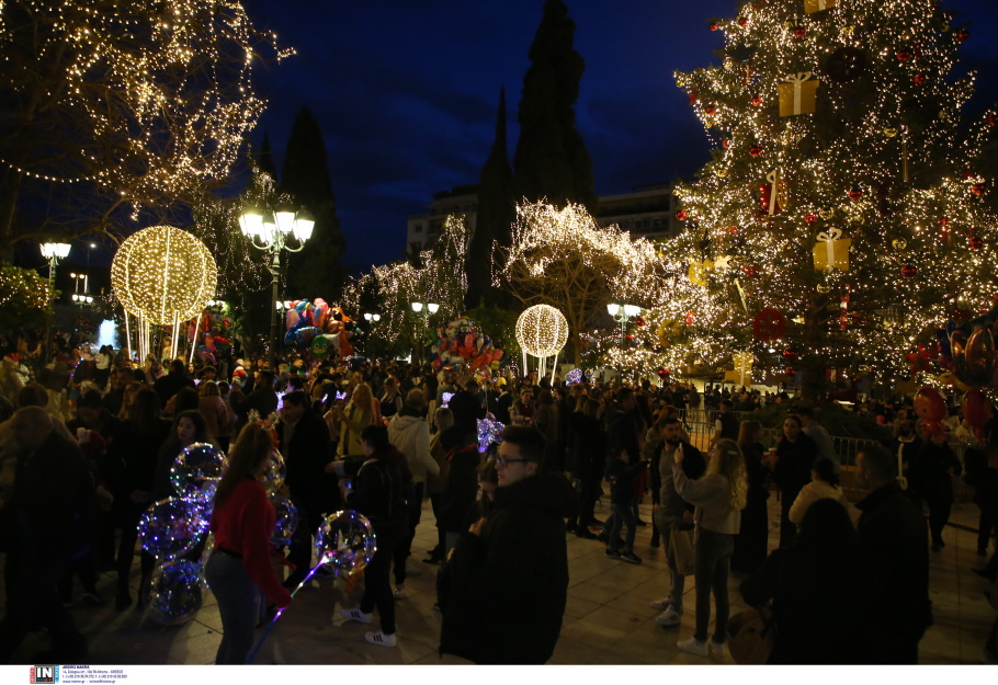 Πλήθος κόσμου στη χριστουγεννιάτικη Πλατεία Συντάγματος@ @intime.gr