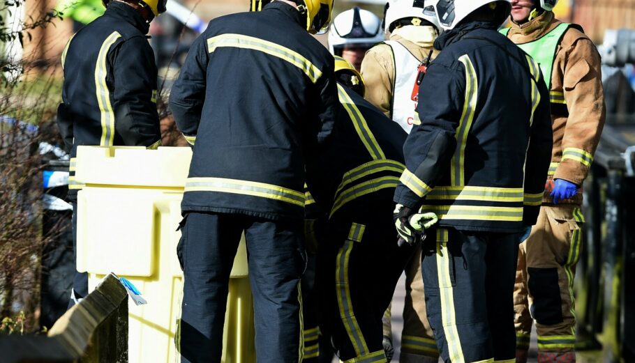 Βρετανοί πυροσβέστες © EPA/GERRY PENNY