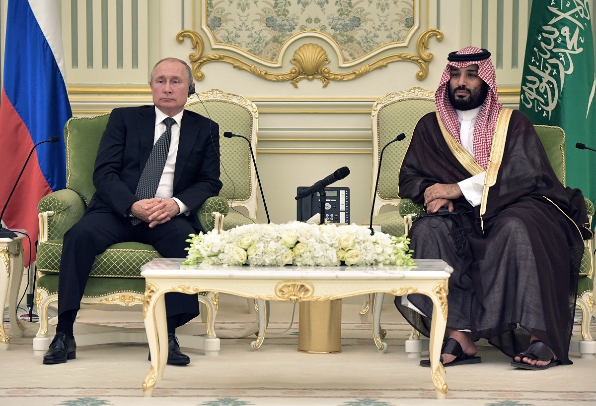 Ο Ρώσος πρόεδρος Βλαντίμιρ Πούτιν με τον Σαουδάραβα πρίγκιπα διάδοχο Μοχάμεντ Μπιν Σαλμάν
