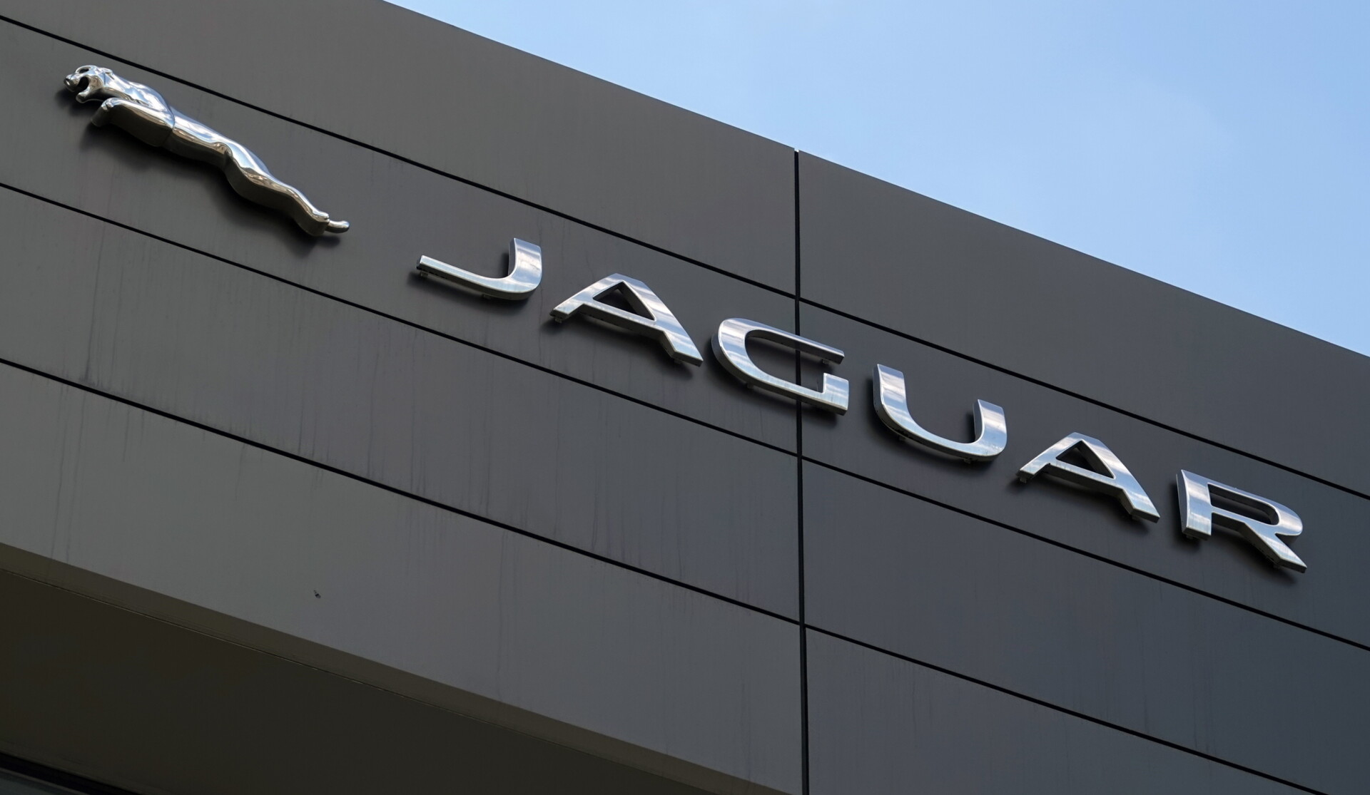 Jaguar Land Rover: Επανεκκίνησε τις αποστολές οχημάτων στις ΗΠΑ