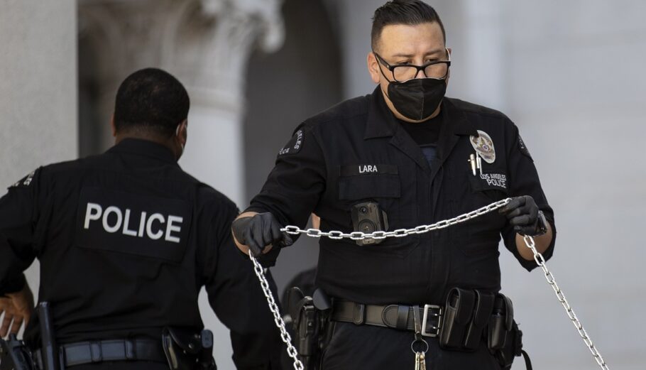 Αστυνομικοί στο Λος Άντζελες © EPA/ETIENNE LAURENT