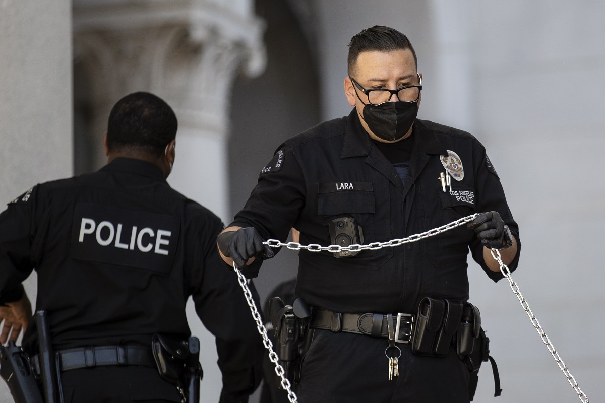 Αστυνομικοί στο Λος Άντζελες © EPA/ETIENNE LAURENT