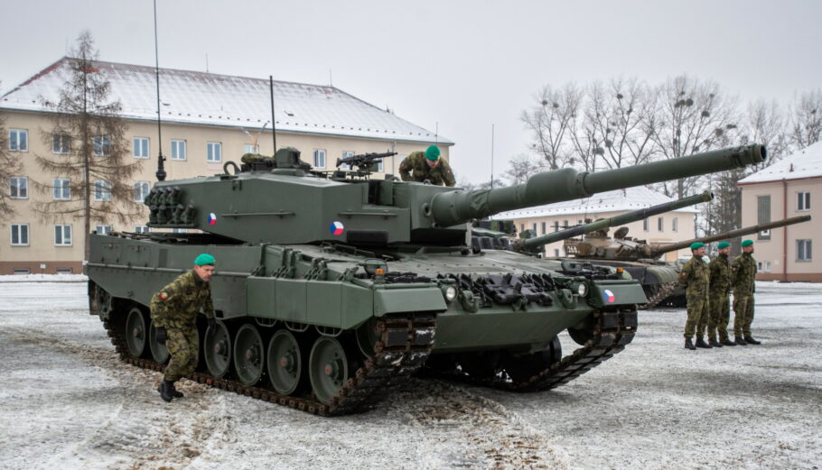 Άρμα Leopard © EPA/VLADIMIR PRYCEK