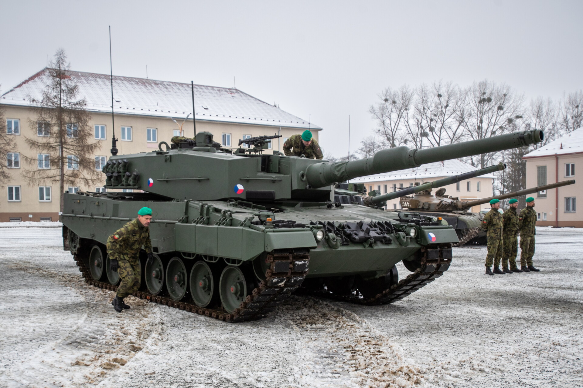 Άρμα Leopard © EPA/VLADIMIR PRYCEK