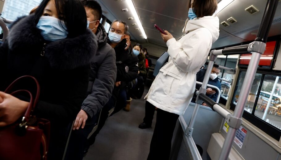 Κινέζοι φορούν μάσκες μέσα σε δημόσιο λεωφορείο στο Πεκίνο @ EPA / MARK R. CRISTINO