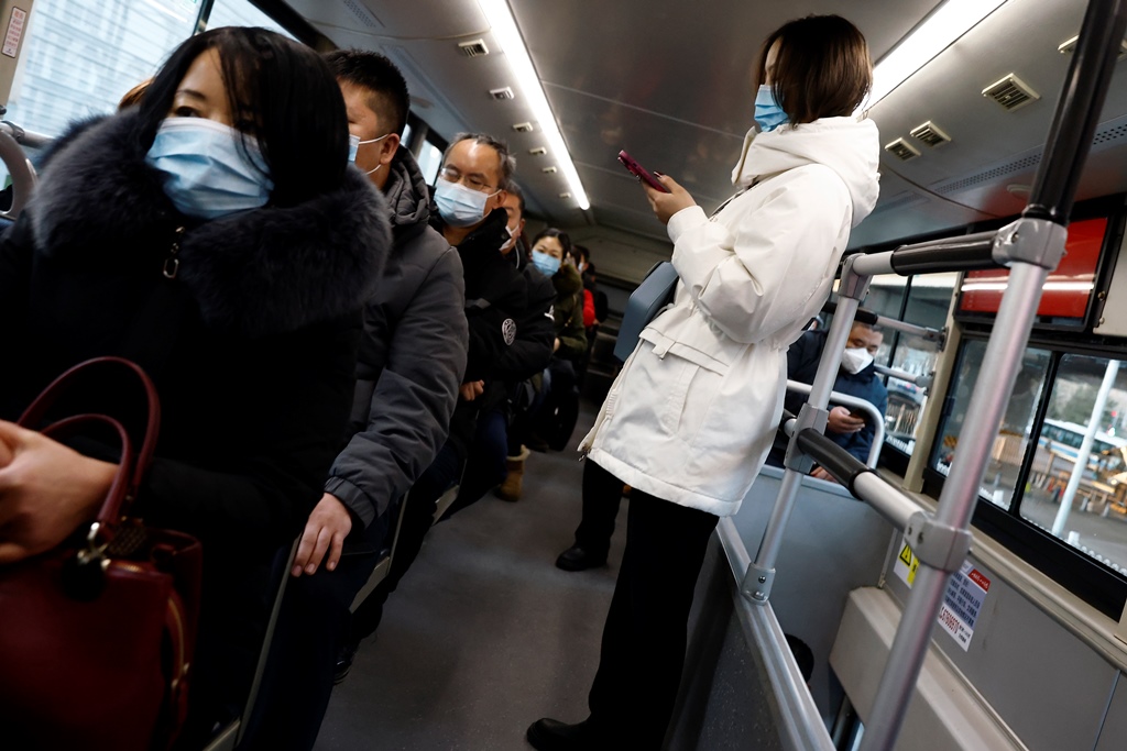 Κινέζοι φορούν μάσκες μέσα σε δημόσιο λεωφορείο στο Πεκίνο @ EPA / MARK R. CRISTINO