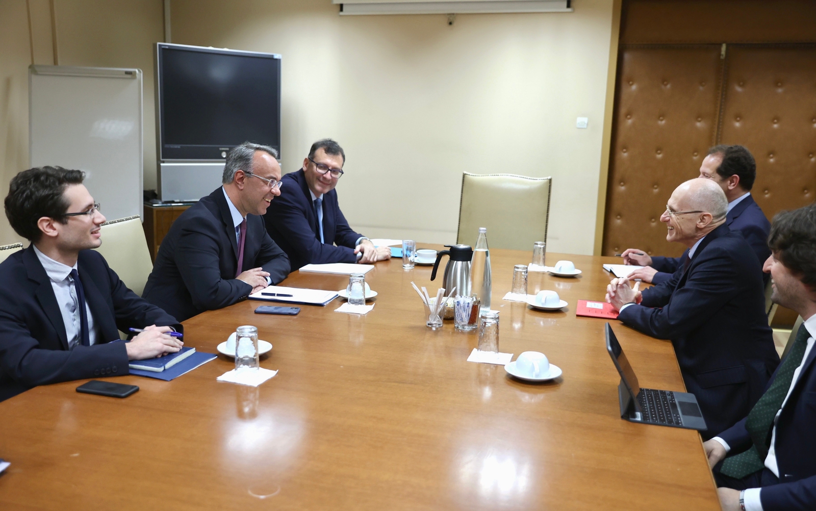 Ο υπουργός Οικονομικών Χρήστο Σταϊκούρας με Πρόεδρο του Εποπτικού Συμβουλίου του Ενιαίου Εποπτικού Μηχανισμού της Ευρωπαϊκής Κεντρικής Τράπεζας κ. Αντρέα Ενρία © intime.gr