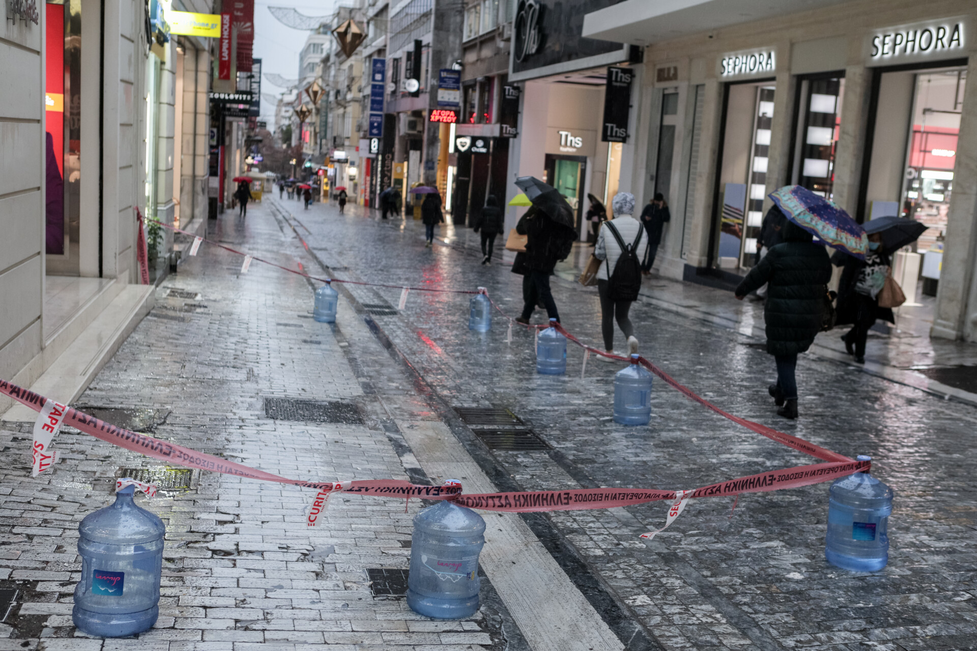 Τμήμα από μπαλκόνι κατέρρευσε στην οδό Ερμού © Eurokinissi