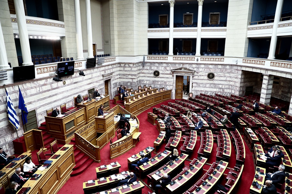 Live η συζήτηση στη Βουλή – Η ώρα των αρχηγών