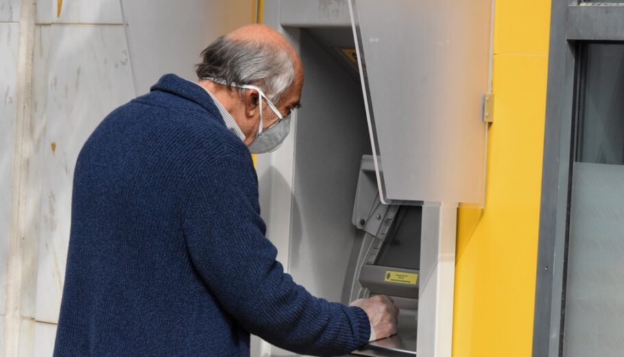 Συνταξιούχος σε ATM @ Eurokinissi / ΠΑΠΑΔΟΠΟΥΛΟΣ ΒΑΣΙΛΗΣ