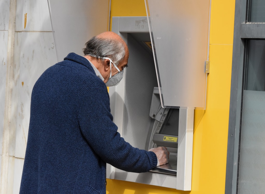 Συνταξιούχος σε ATM @ Eurokinissi / ΠΑΠΑΔΟΠΟΥΛΟΣ ΒΑΣΙΛΗΣ