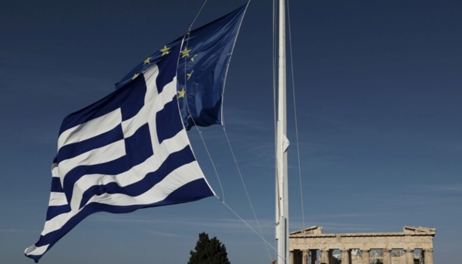 Ελληνική και ευρωπαϊκή σημαία στην Ακρόπολη @ INTIME / ΔΤ
