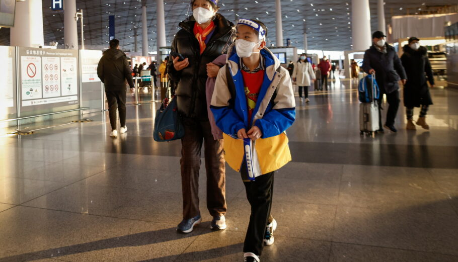 Επιβάτες σε αεροδρόμιο της Κίνας @ EPA / MARK R. CRISTINO