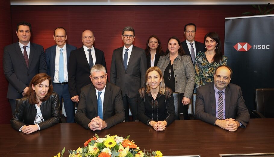 Mr Costas Kouirouklis (HSBC), Mr Dieter Straub (EIB), Mr Antonios Papageorgiou (EIB), Mr Peter Yeates (HSBC), Mr Veroniki Sofou (HSBC), Ms Simge Erkurt (HSBC), Mr Ibrahim Demirel (HSBC), Ms Roberta Genco (HSBC) (από κάτω αριστερά) Ms Pilar Solano (EIB), Mr Ioannis Tsakiris, Deputy Minister, Ms Alexandra Konida (HSBC), Mr Ioannis Kaltsas (EIB) @ΔΤ