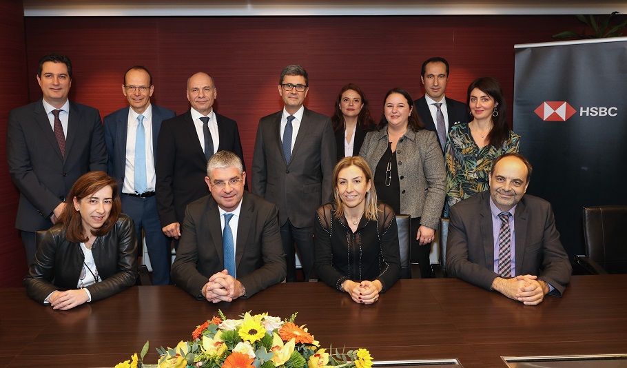 Mr Costas Kouirouklis (HSBC), Mr Dieter Straub (EIB), Mr Antonios Papageorgiou (EIB), Mr Peter Yeates (HSBC), Mr Veroniki Sofou (HSBC), Ms Simge Erkurt (HSBC), Mr Ibrahim Demirel (HSBC), Ms Roberta Genco (HSBC) (από κάτω αριστερά) Ms Pilar Solano (EIB), Mr Ioannis Tsakiris, Deputy Minister, Ms Alexandra Konida (HSBC), Mr Ioannis Kaltsas (EIB) @ΔΤ