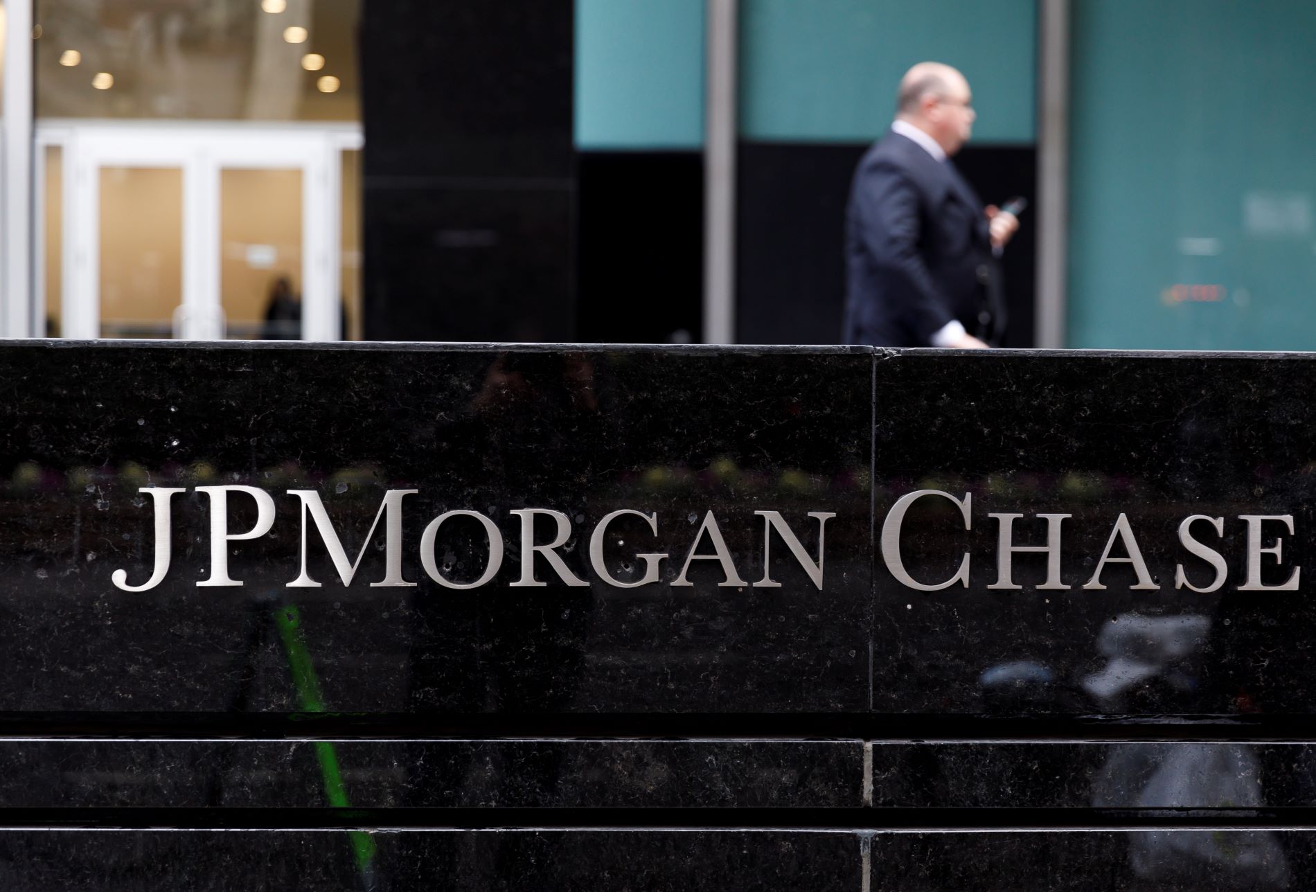 JP Morgan: Η ευρωζώνη θα καταφέρει να αποφύγει την ύφεση