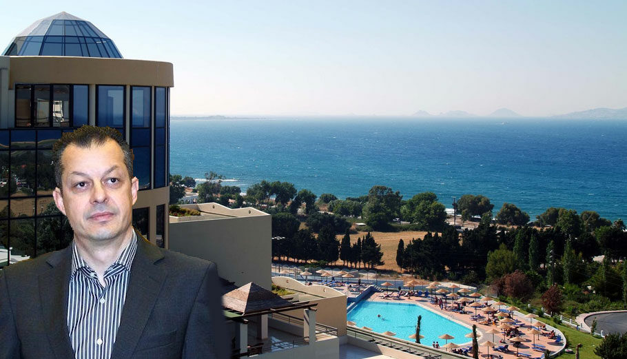 Ο Κώστας Κυπριώτης με φόντο το ξενοδοχείο του © kipriotis.gr/ LinkedIn / PowerGame.gr