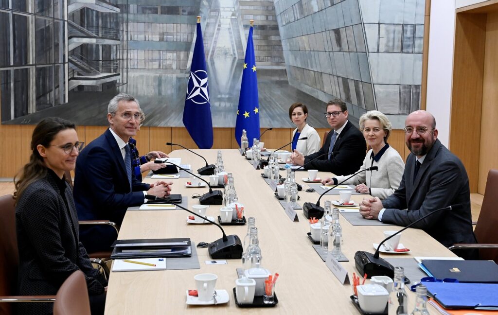 ΕΕ και ΝΑΤΟ ενισχύουν τη συνεργασία τους