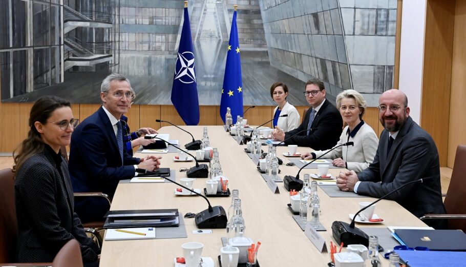Κοινή διακήρυξη για την επέκταση της συνεργασίας του υπέγραψαν σήμερα στις Βρυξέλλες η ηγεσία του ΝΑΤΟ και κορυφαίοι αξιωματούχοι της Ε.Ε. © EPA/JOHN THYS