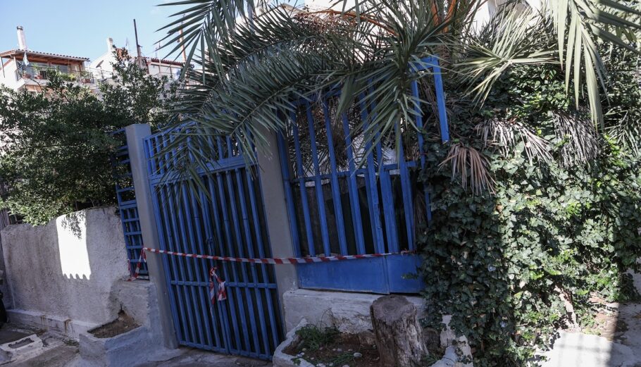 Στιγμιότυπο από το σπίτι στη Νίκαια, όπου 50χρονος σκότωσε την 54χρονη σύζυγό του © EUROKINISSI